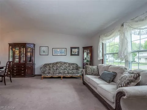 100 Forest Creek Dr, Struthers, OH 44471 photo 6
