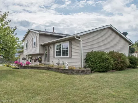 100 Forest Creek Dr, Struthers, OH 44471 photo 2