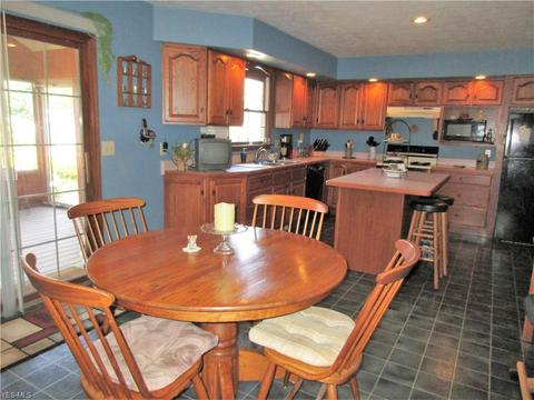 107 E 5th St, Williamstown, WV 26187 photo 11
