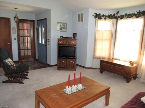 107 E 5th St, Williamstown, WV 26187 photo 6