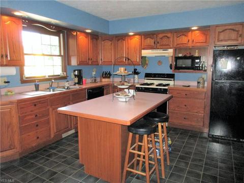 107 E 5th St, Williamstown, WV 26187 photo 9