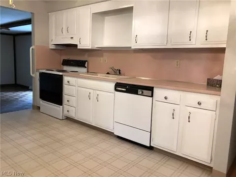 8805 Fenway Dr, Parma, OH 44129 photo 3