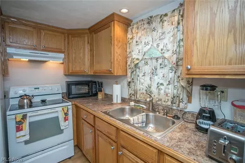 622 Hilliard Rd, Elyria, OH 44035 photo 5