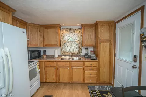 622 Hilliard Rd, Elyria, OH 44035 photo 4