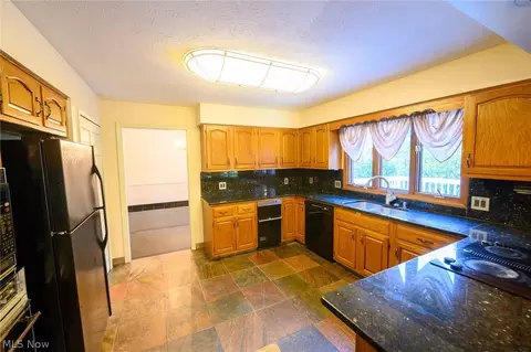 4006 Devonshire Cir, Stow, OH 44224 photo 9