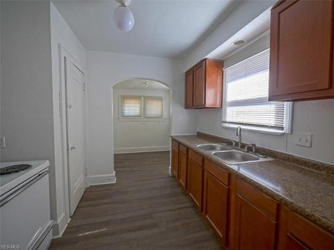 1059 N Howard St, Akron, OH 44310 photo 7