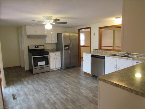 4047 Elyria Ave, Lorain, OH 44055 photo 4