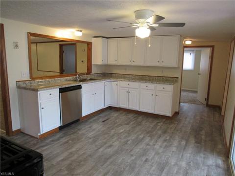 4047 Elyria Ave, Lorain, OH 44055 photo 3