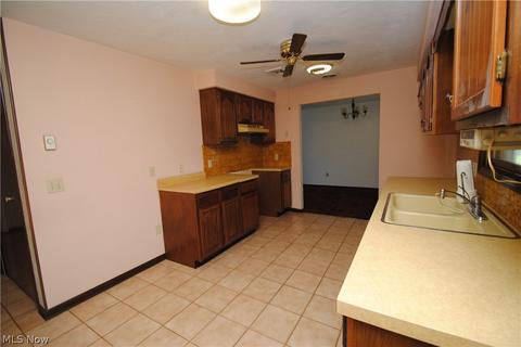 5602 Independence Dr, Lorain, OH 44053 photo 3