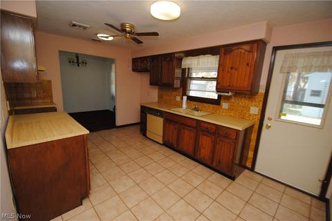5602 Independence Dr, Lorain, OH 44053 photo 2