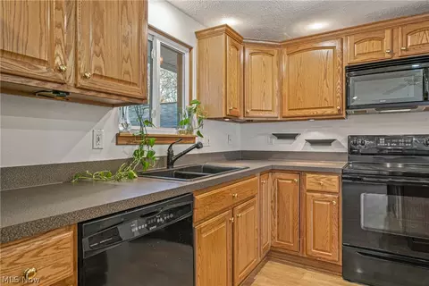 6039 Harrison St, Mentor, OH 44060 photo 11