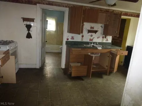 216 Henderson St, Barnesville, OH 43713 photo 3