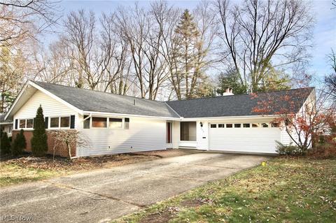 243 Wayne Dr, Berea, OH 44017 photo 1
