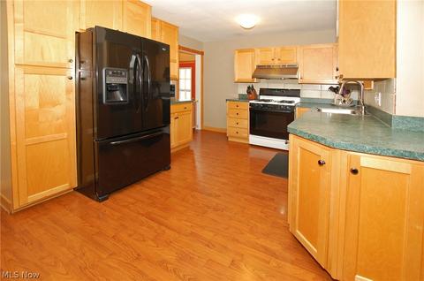 2428 Keystone Rd, Parma, OH 44134 photo 3