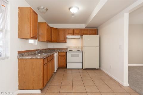 577 Thayer St, Akron, OH 44310 photo 9