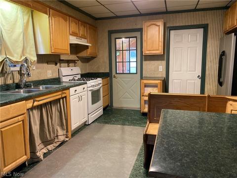 164 Bath St, Elyria, OH 44035 photo 4
