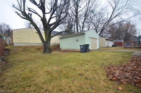 887 Kickapoo Ave, Akron, OH 44305 photo 3