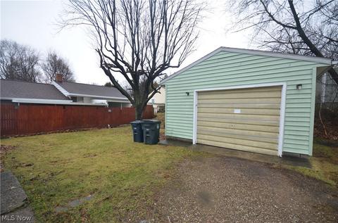 887 Kickapoo Ave, Akron, OH 44305 photo 2
