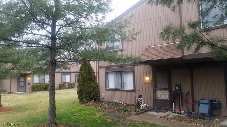 26688 Lake Of The Falls Blvd, Olmsted Falls, OH 44138 2 Photos MLS