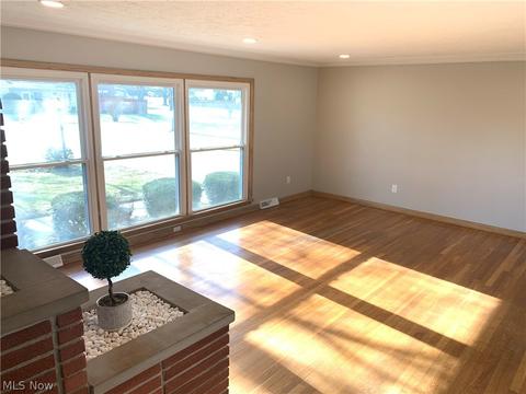 101 Nottingham Dr, Elyria, OH 44035 photo 3