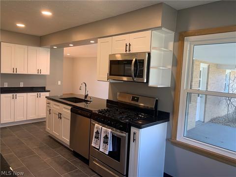 101 Nottingham Dr, Elyria, OH 44035 photo 10