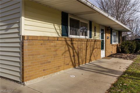 282 Berwin Pl, Munroe Falls, OH 44262 photo 2