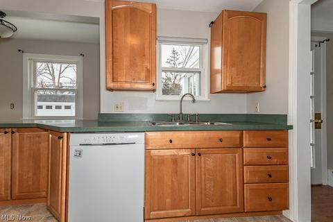 4908 Edsal Dr, Lyndhurst, OH 44124 photo 8