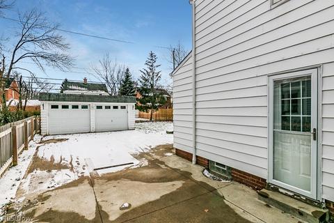 4908 Edsal Dr, Lyndhurst, OH 44124 photo 2
