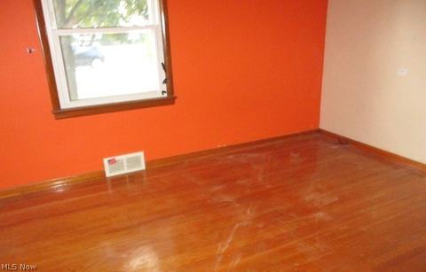 30103 Harrison St, Willowick, OH 44095 photo 4