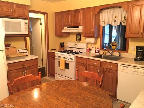 3080 Hetzel Dr, Parma, OH 44134 photo 2