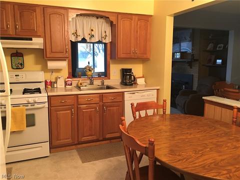 3080 Hetzel Dr, Parma, OH 44134 photo 3