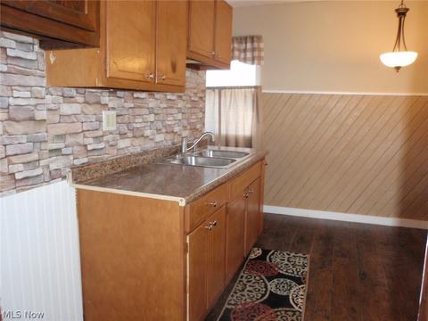 478 9th St, Elyria, OH 44035 photo 4