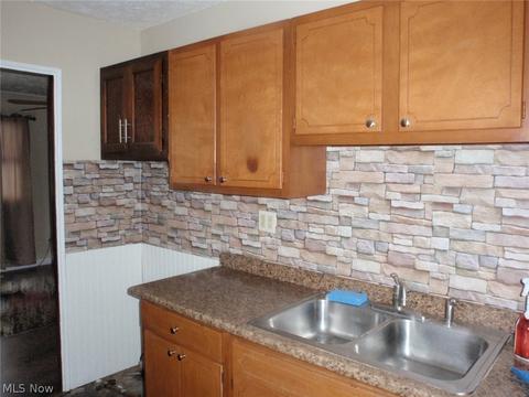 478 9th St, Elyria, OH 44035 photo 5