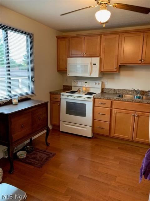 926 Hampton Ridge Dr, Akron, OH 44313 photo 3