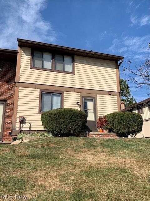 926 Hampton Ridge Dr, Akron, OH 44313 photo 2