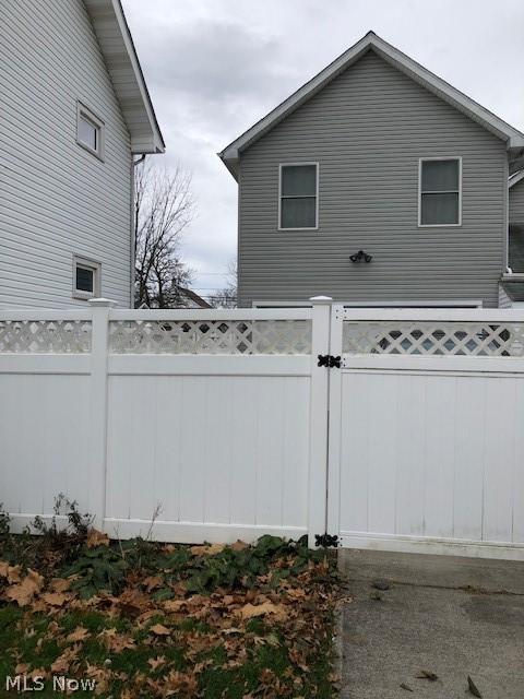 2324 E 30th St, Lorain, OH 44055 photo 2