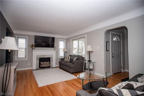 8102 Ackley Rd, Parma, OH 44129 photo 4