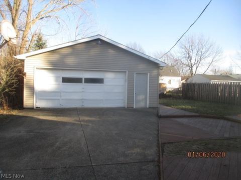 1605 Cedar Dr, Lorain, OH 44052 photo 3