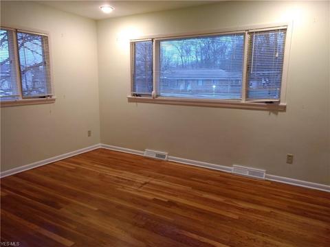 2302 Hillcrest Ln, Parma, OH 44134 photo 10