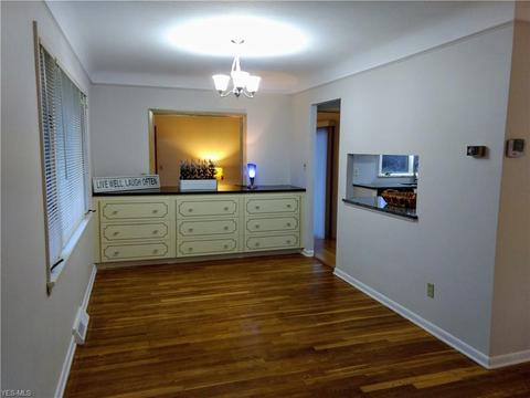 2302 Hillcrest Ln, Parma, OH 44134 photo 5
