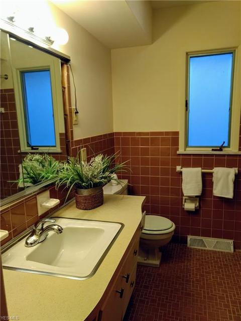 2302 Hillcrest Ln, Parma, OH 44134 photo 9