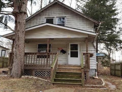 844 Carlysle St, Akron, OH 44310 photo 1