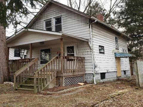 844 Carlysle St, Akron, OH 44310 photo 2