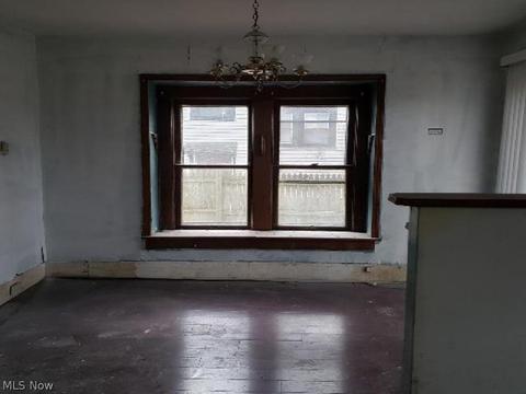 844 Carlysle St, Akron, OH 44310 photo 4