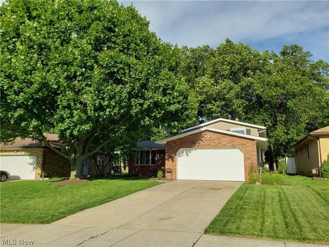2247 Augustine Dr, Parma, OH 44134 photo 1