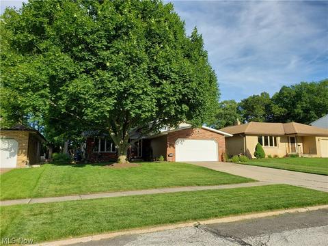2247 Augustine Dr, Parma, OH 44134 photo 2