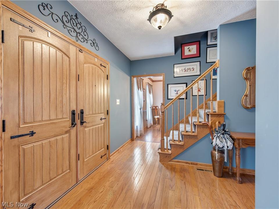  471 Bobwhite Trl, Akron, OH 44319 photo 2