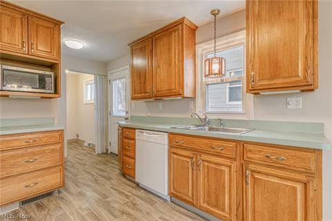 30113 Robert St, Wickliffe, OH 44092 photo 11