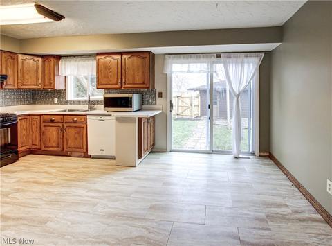 2338 Augustine Dr, Parma, OH 44134 photo 5