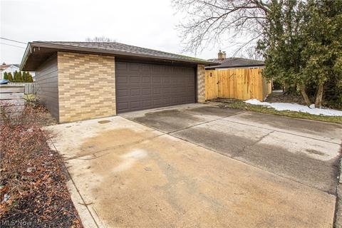2338 Augustine Dr, Parma, OH 44134 photo 3